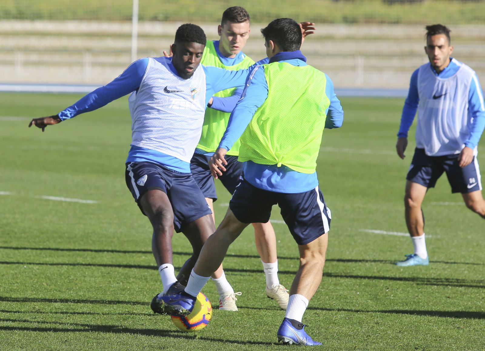 Alfred N’Diaye protege el balón ante Blanco Leschuk en una sesión matinal en el Ciudad de Málaga.