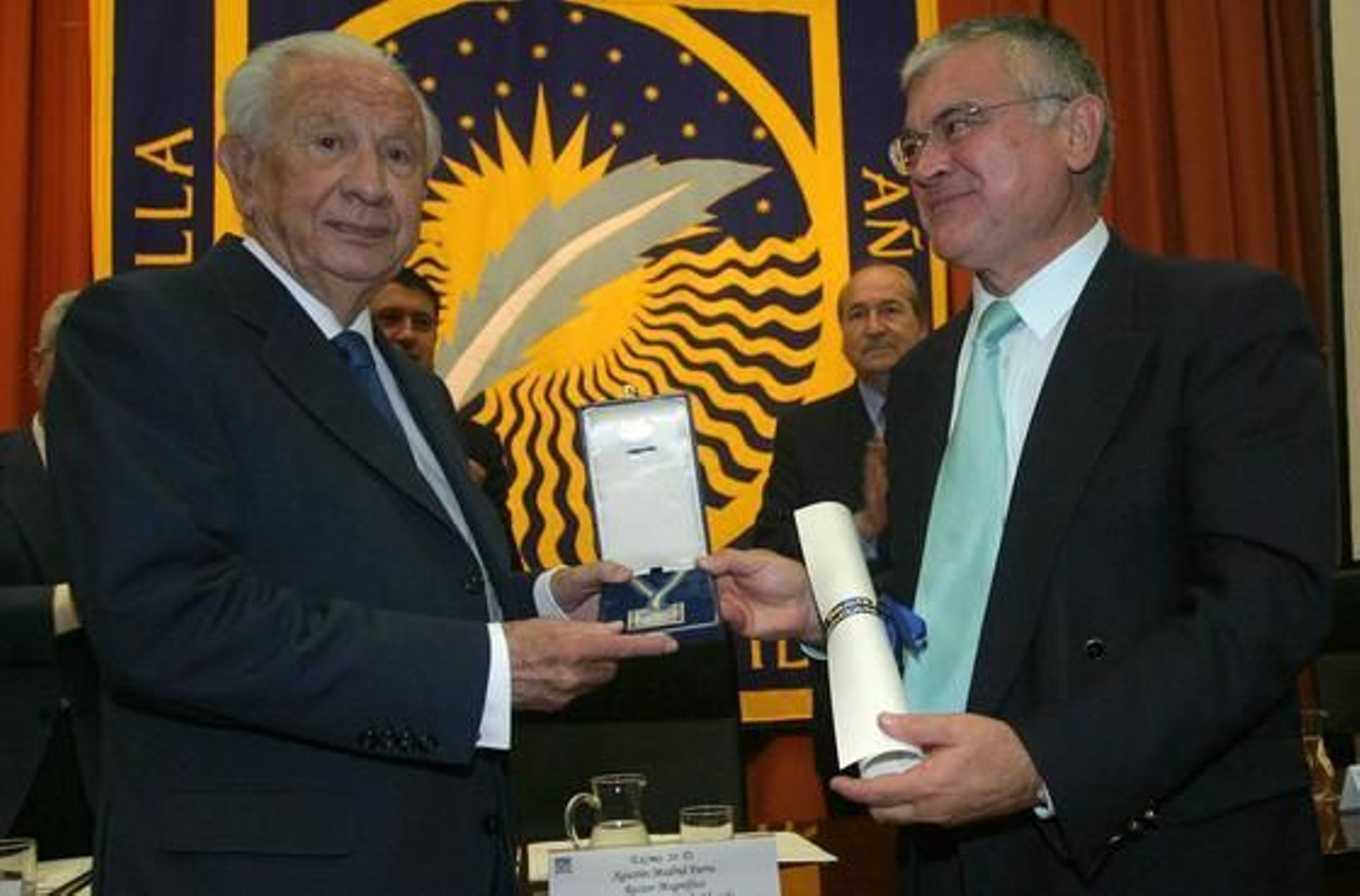 Juan Antonio Samaranch recibe de manos de Agustín Madrid la Medalla de Honor de la Universidad Pablo de Olavide, en 2005.

Foto: Manuel Gómez.