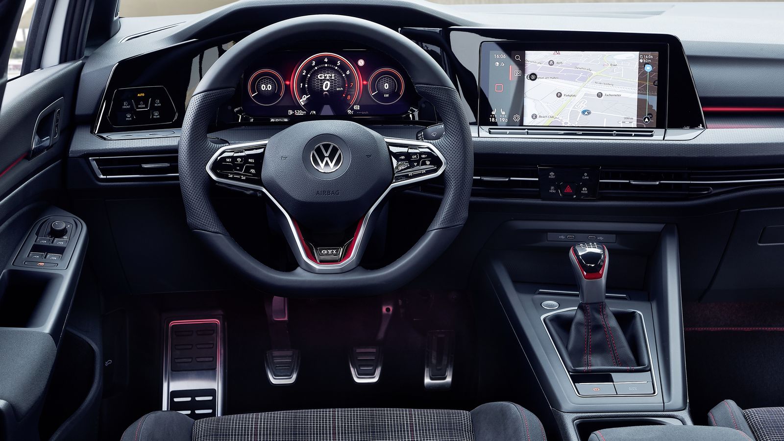 Como no podía ser de otra forma, los detalles en color rojo predominan en el interior. La instrumentación es específica en estos GTI.