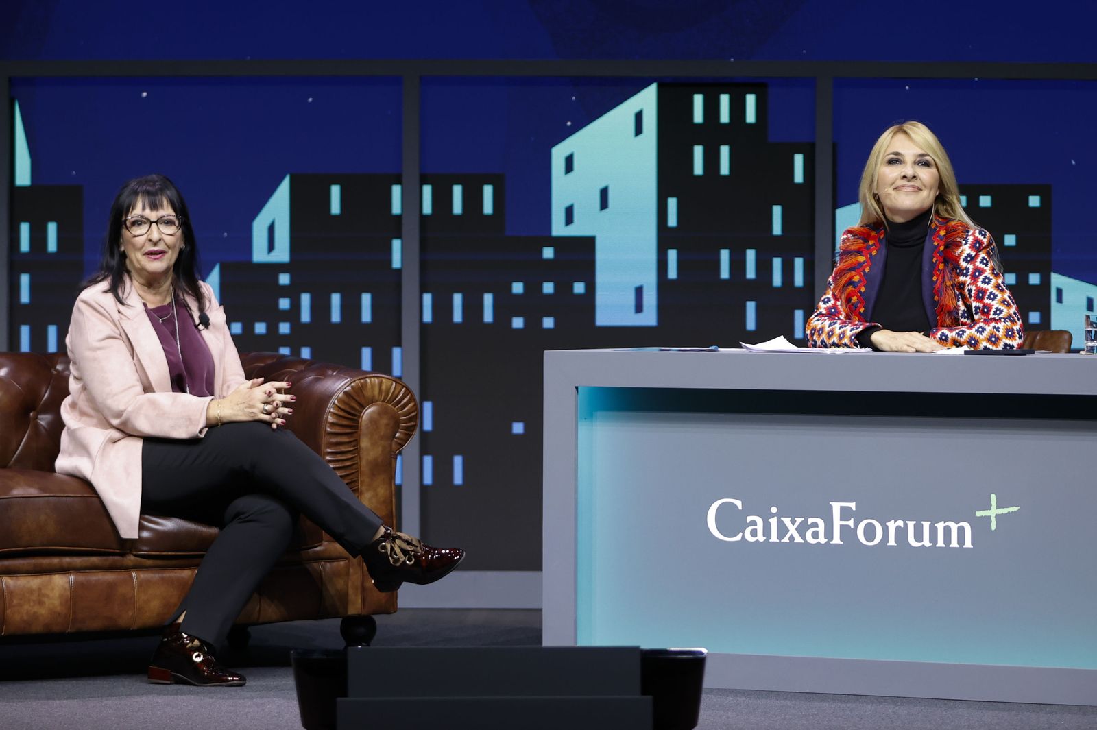 La directora general de la Fundación La Caixa Elisa Durán  y la actriz Cayetana Guillén Cuervo .