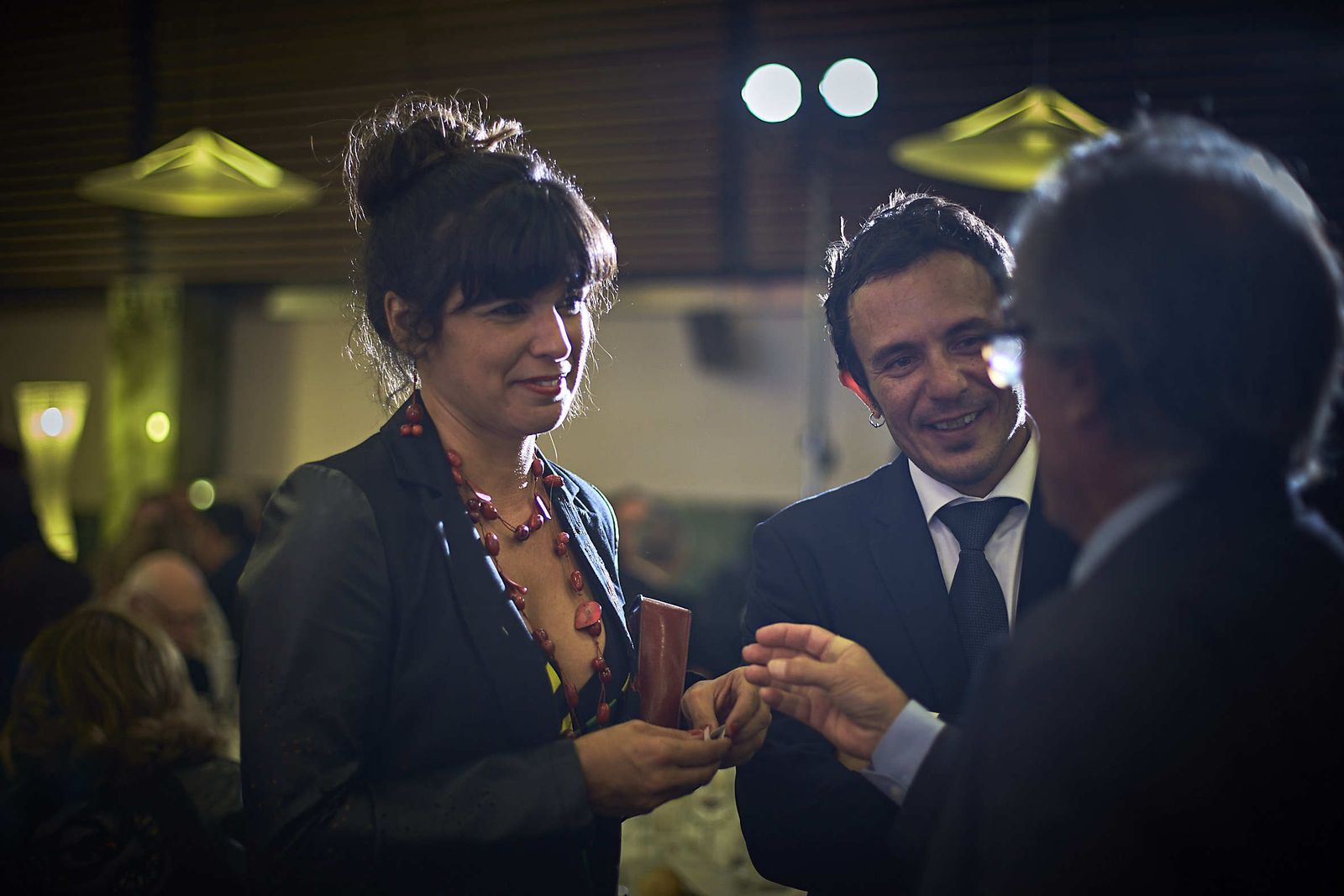 l Teresa Rodríguez y José María González hablan con Javier Pérez Royo.