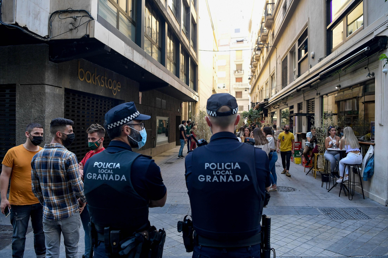 Ofensiva municipal para evitar el confinamiento de Granada: refuerzo policial contra botellones, control de locales y sanciones más altas