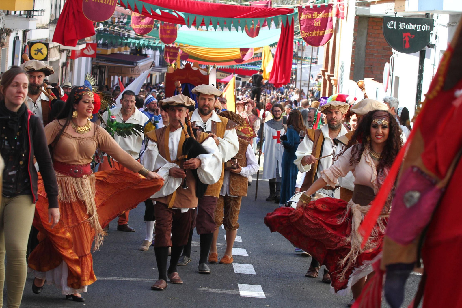 Imágenes del desfile de la XIX Feria Medieval del Descubrimiento, en Palos de la Frontera