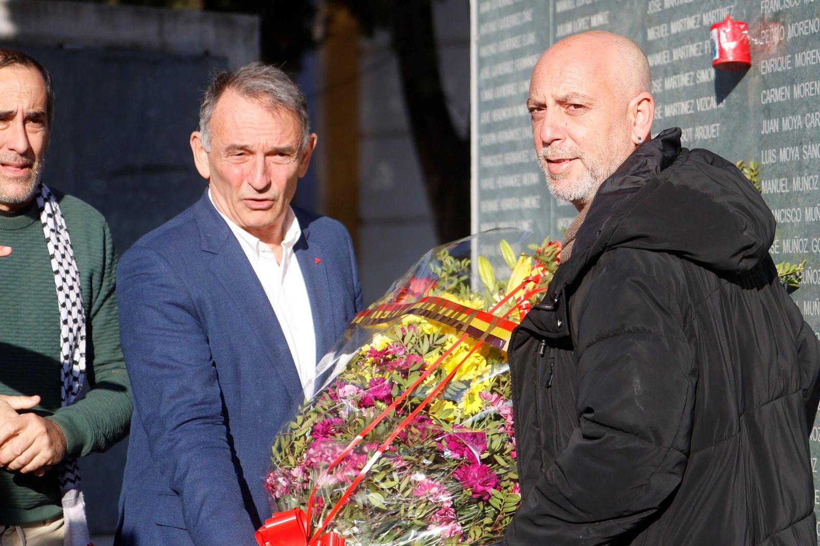 La ofrenda floral a las víctimas del franquismo con motivo del 50 aniversario del fin de la dictadura, en imágenes
