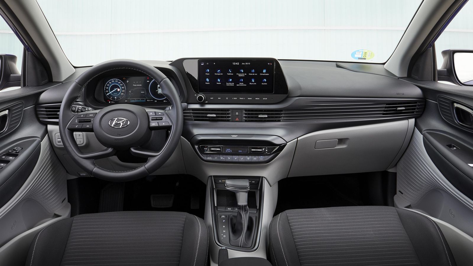 El volante se ve extraño con esos cuatro radios, mientras que en el salpicadero llama la atención la gran pantalla que lo culmina.