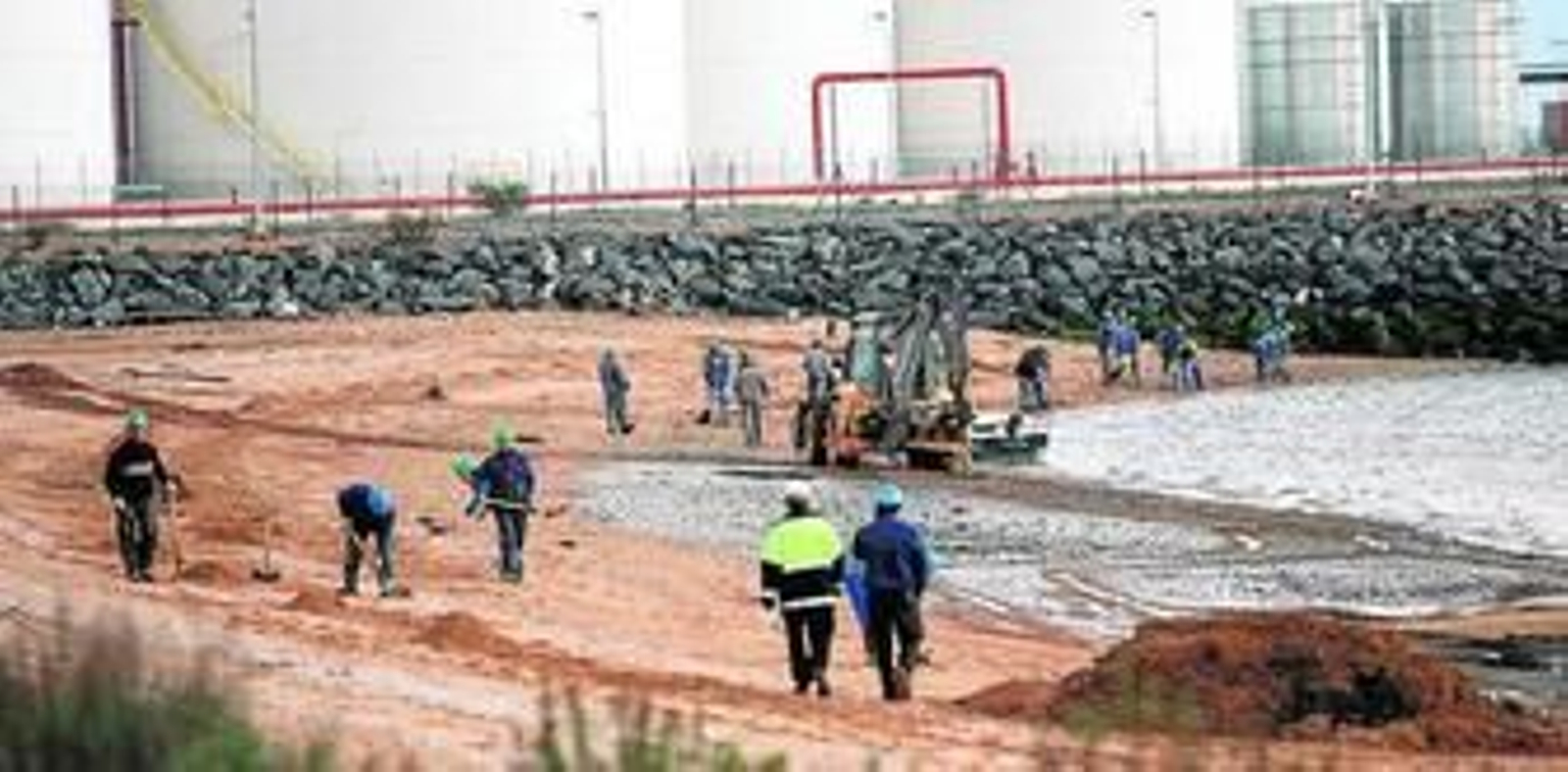 Decenas de operarios trabajaron en la tarde de ayer en la recogida de los restos.