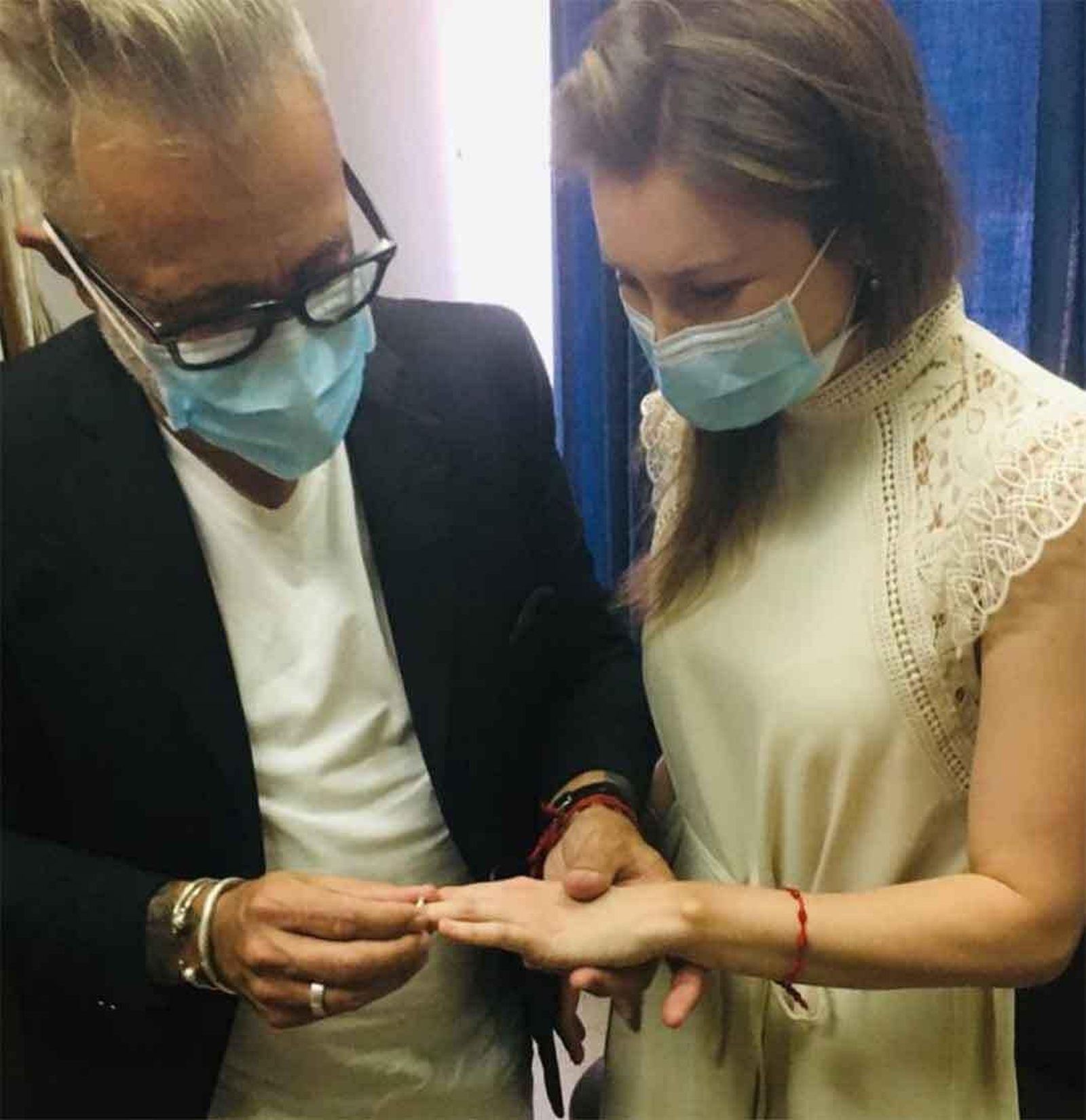 Intercambio de anillos de Arola con su ya esposa, Francisca.