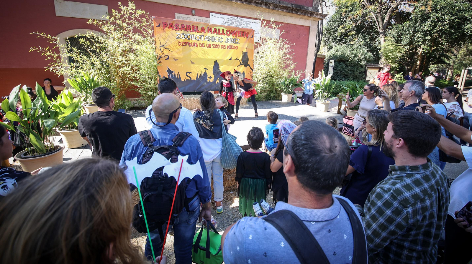 Miles de asistentes a la fiesta de Halloween en el Zoo de Jerez