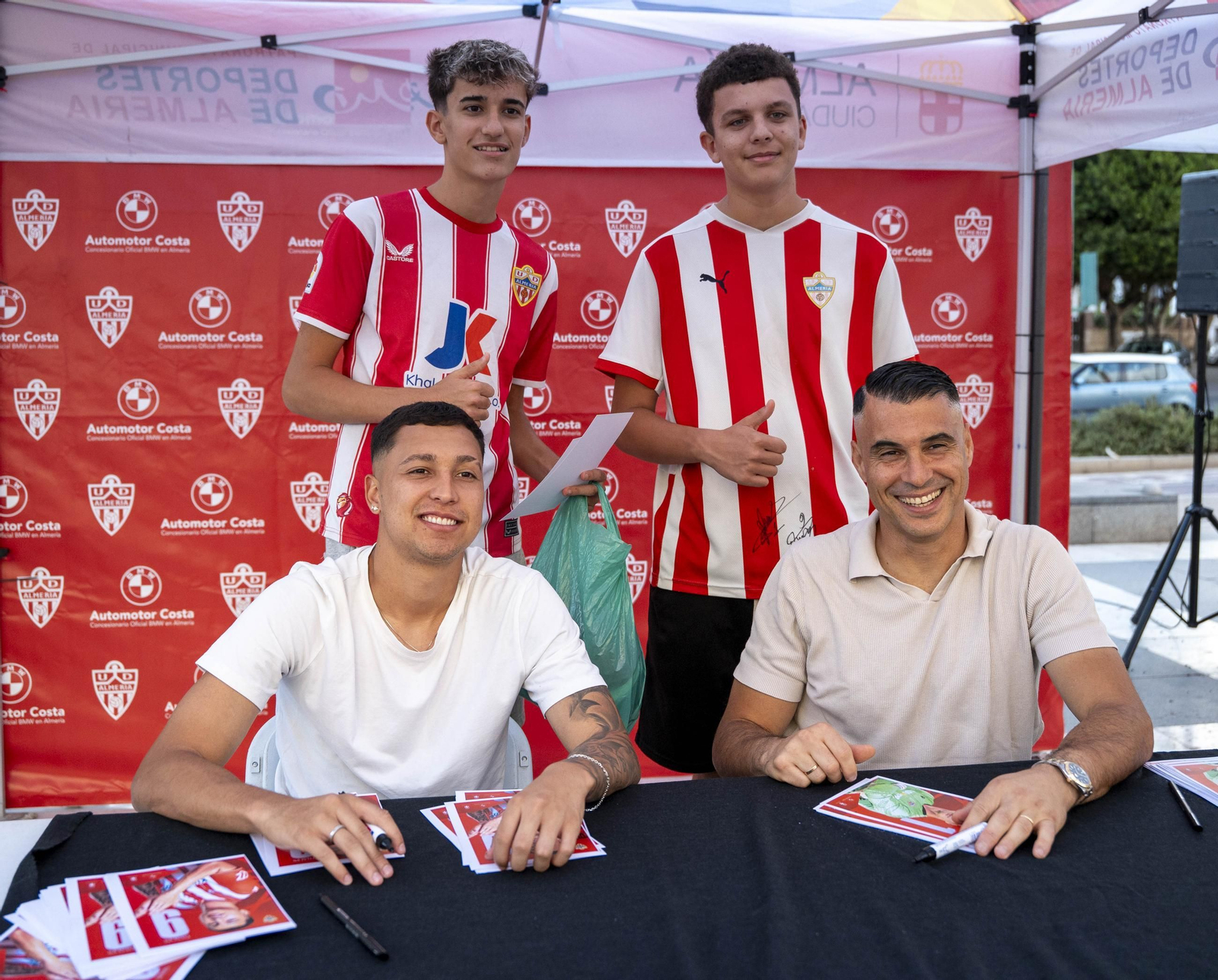 Los jugadores de la UDA Thalys y Andrés firman autógrafos