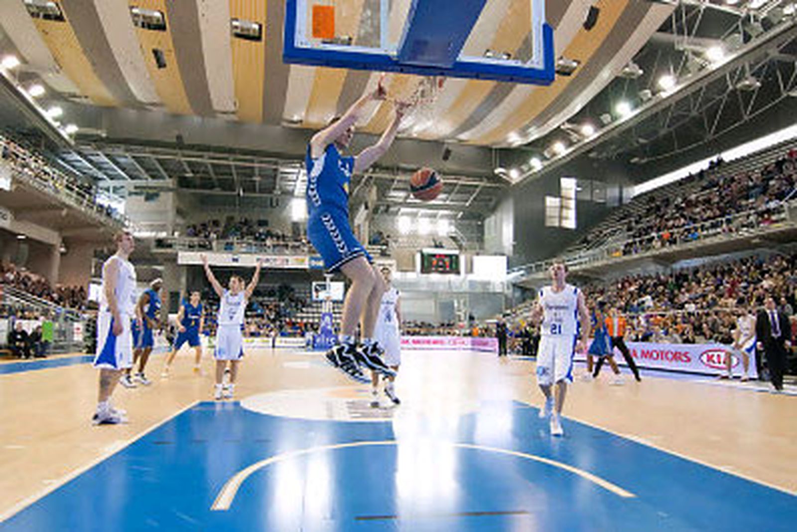 Paul Davis machaca el aro.

Foto: Javier Bernal