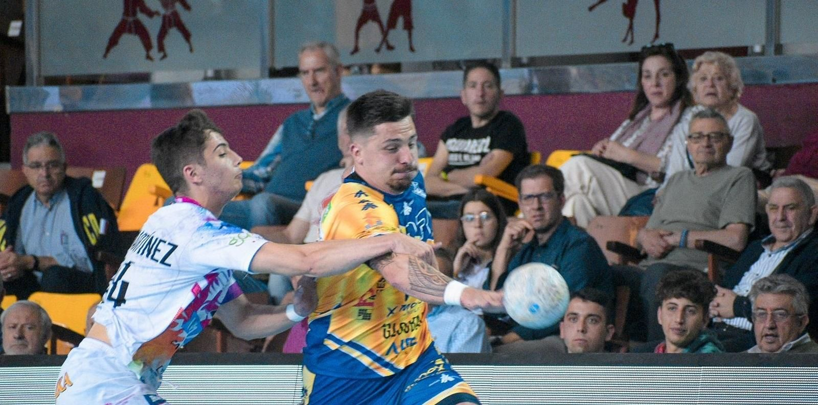 Lance del partido entre el Ademar León y el Ángel Ximénez.