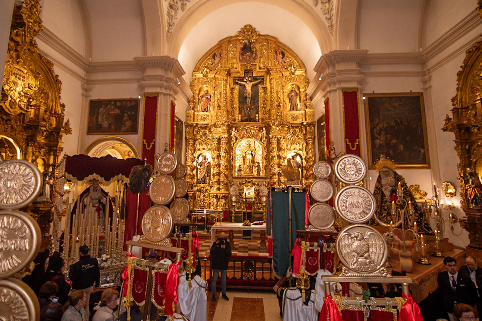 Las ofrendas a las vírgenes de las cofradías de Montilla por el Viernes de Dolores, en imágenes