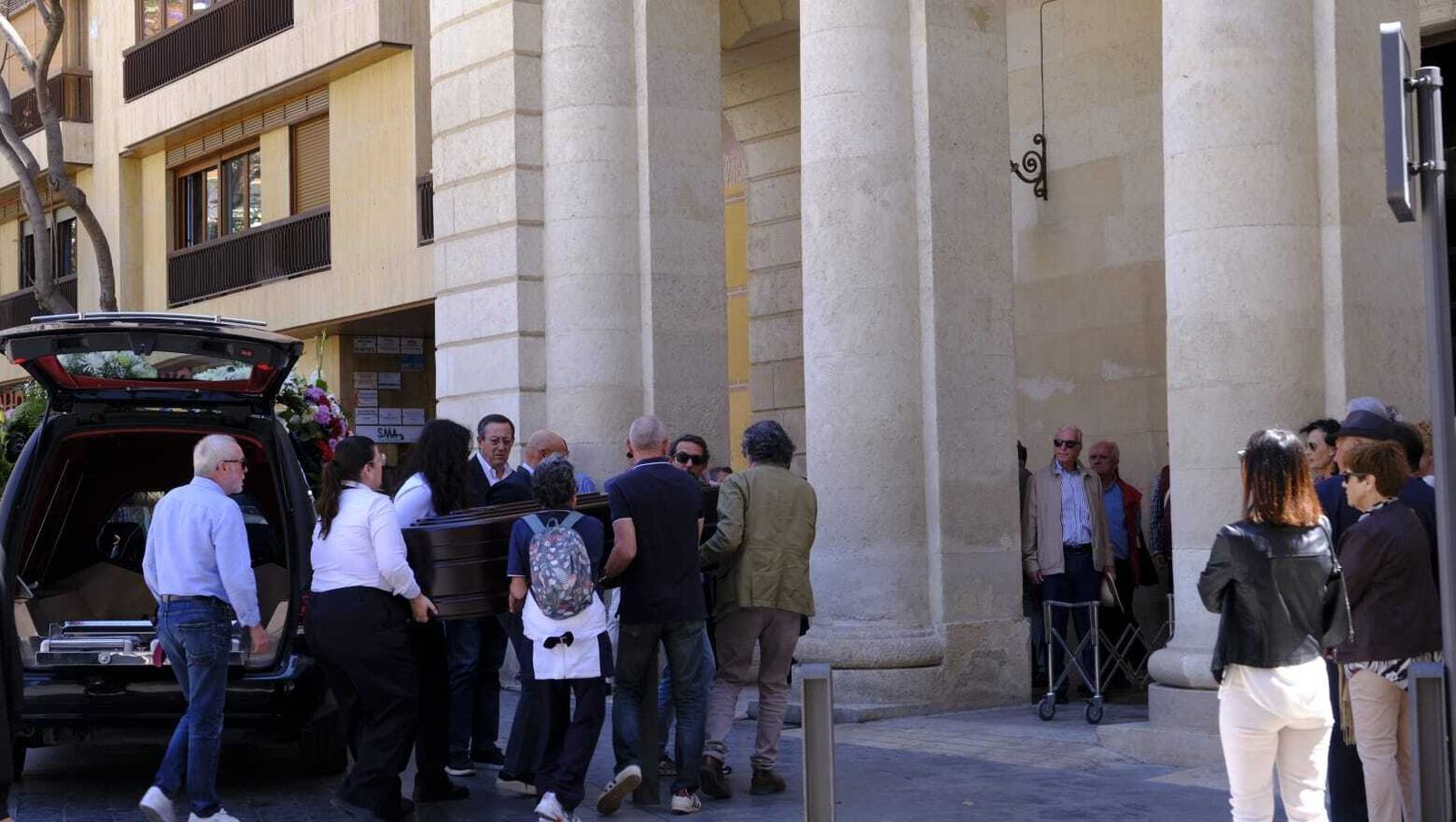 El féretro de Vicente Fernández-Capel llega a la iglesia de San Pedro, dónde se ha celebrado su funeral.