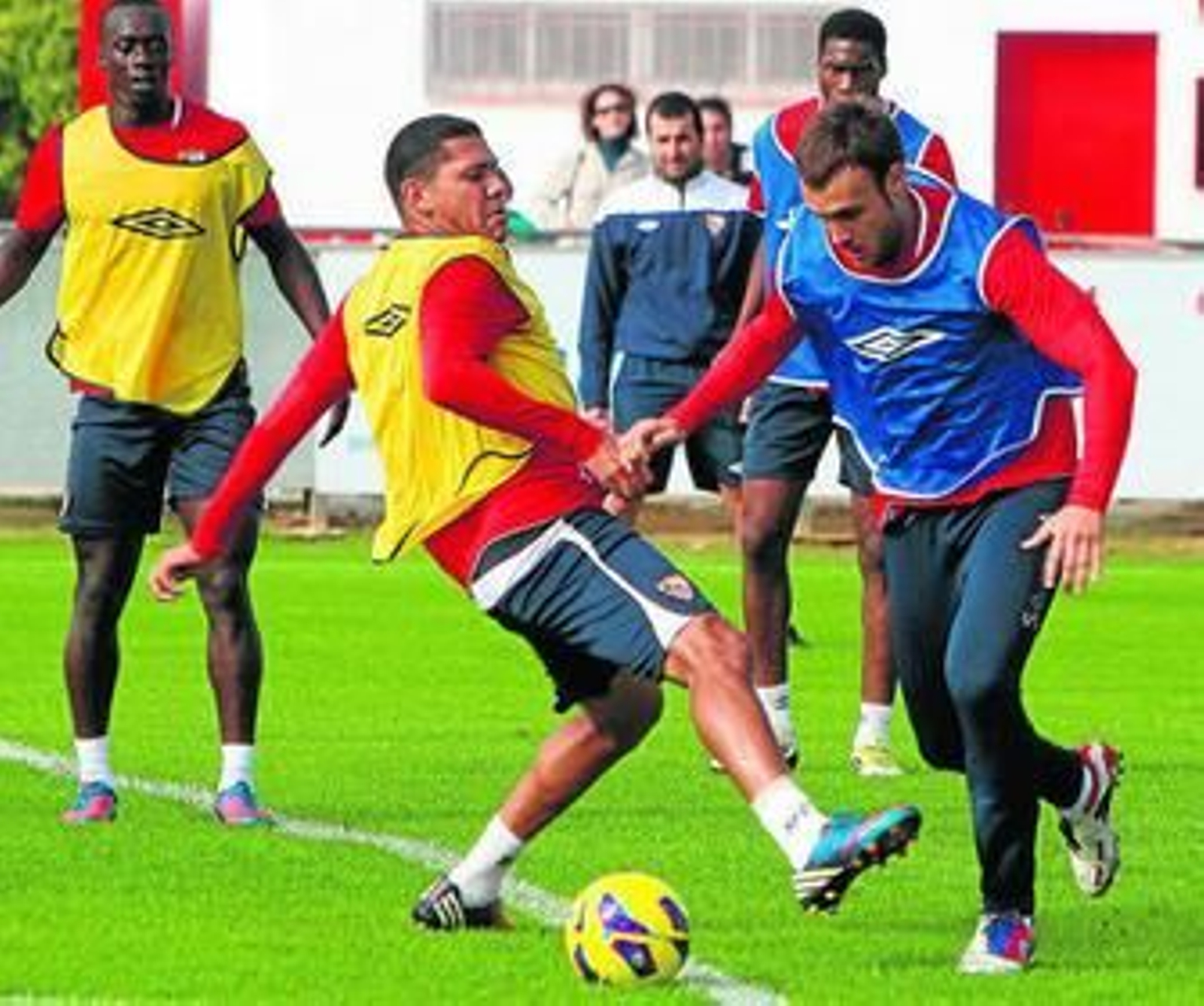 Babá y Kondogbia observan cómo Cala se zafa de Maduro.