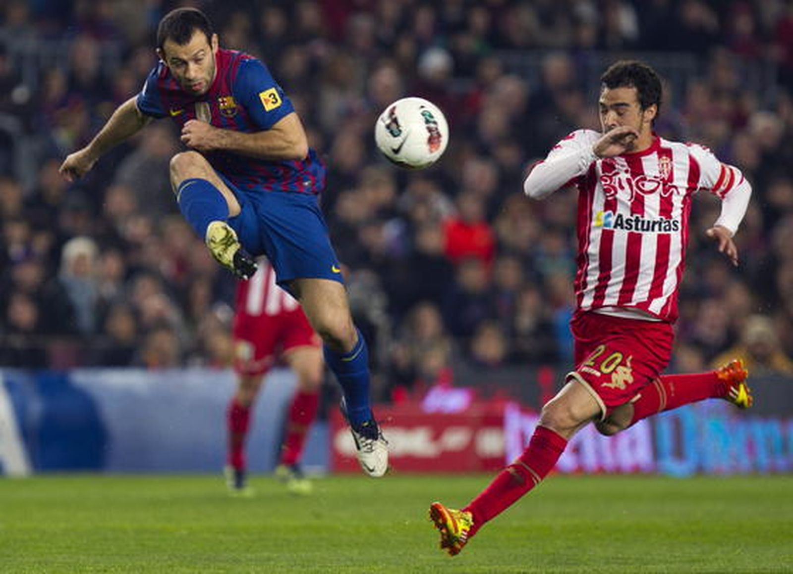 El Barcelona sufre para ganar con diez al Sporting de Gijón. / EFE