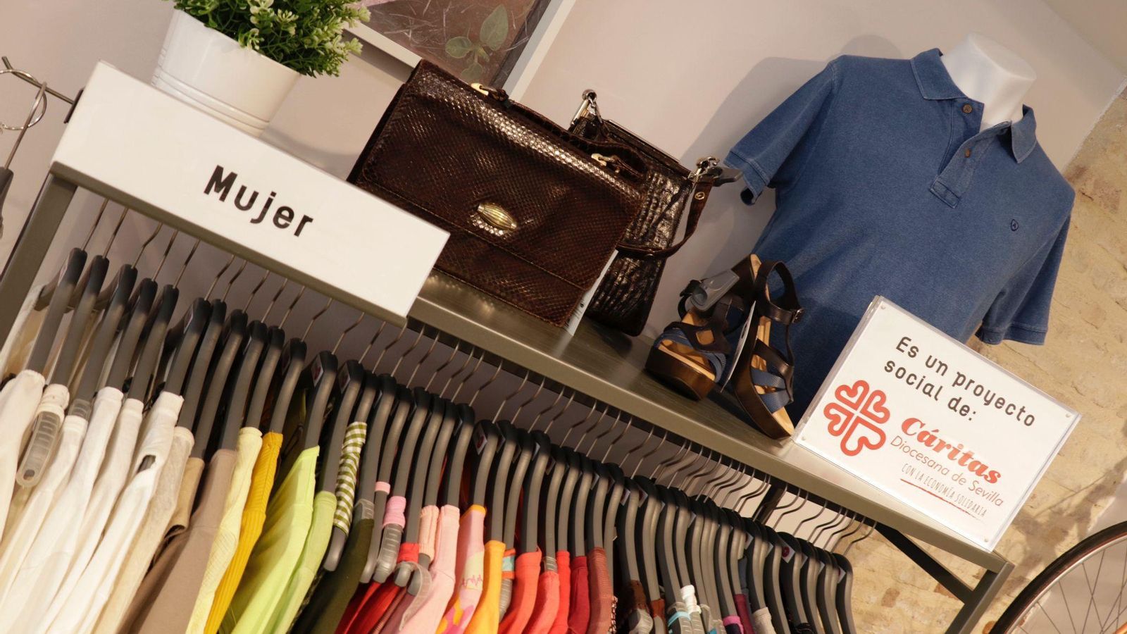 Algunos de los artículos que se pueden encontrar en la tienda de Cáritas.