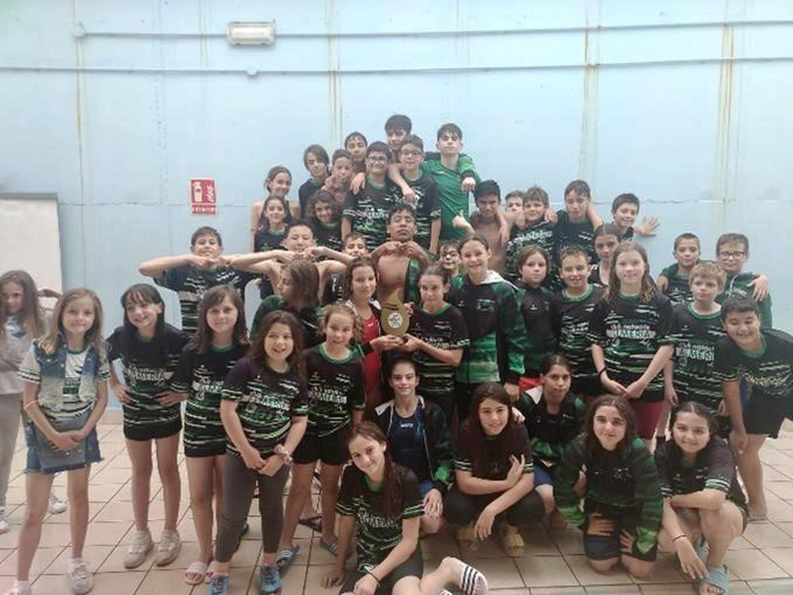 Los pequeños del CNA con su trofeo