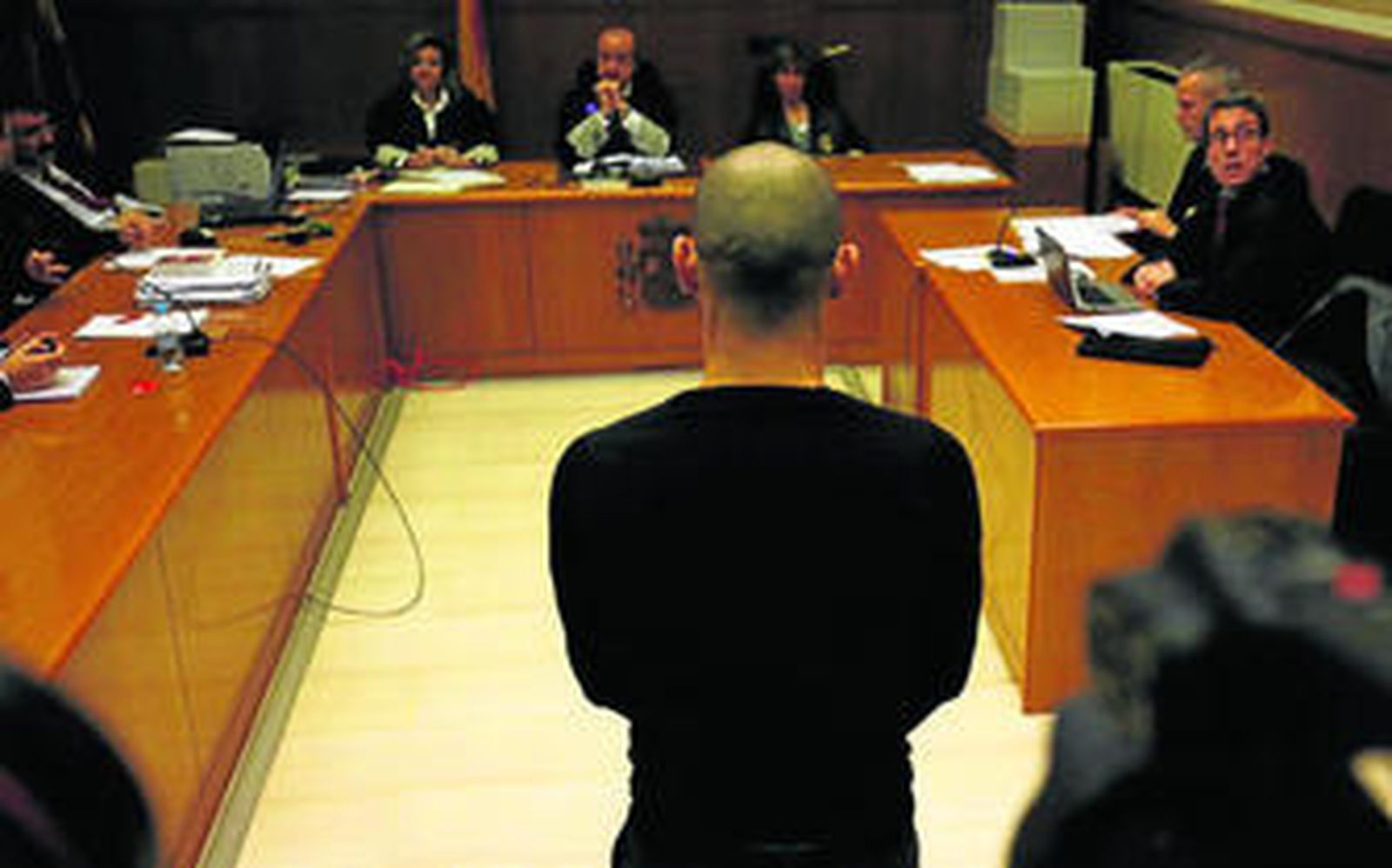 Mascherano, de espaldas, durante su comparecencia en la Audiencia de Barcelona.