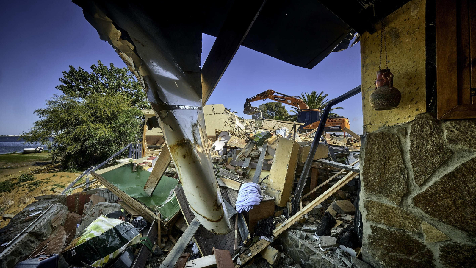 Derribos de las casetas de pescadores en la playa de La Casería