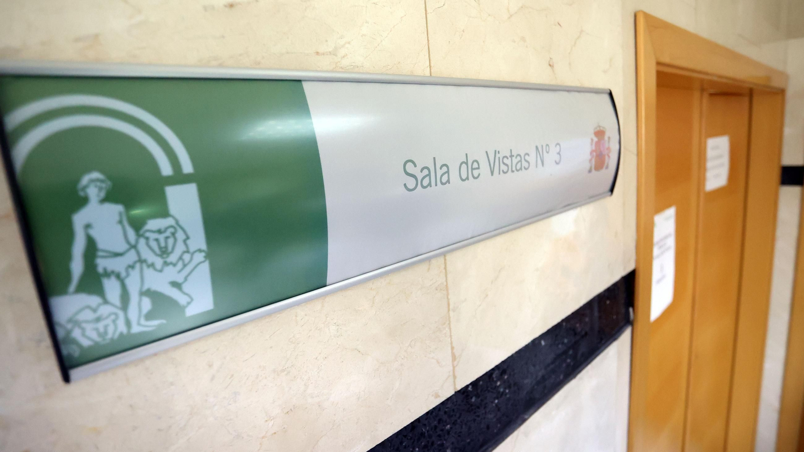 Acceso a una sala de vistas de los juzgados de la avenida Tomás García Figueras.