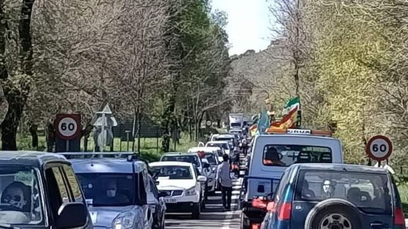 La caravana de protesta que recorrió Cazalla de la Sierra el domingo, en contra de la subida del IBI.
