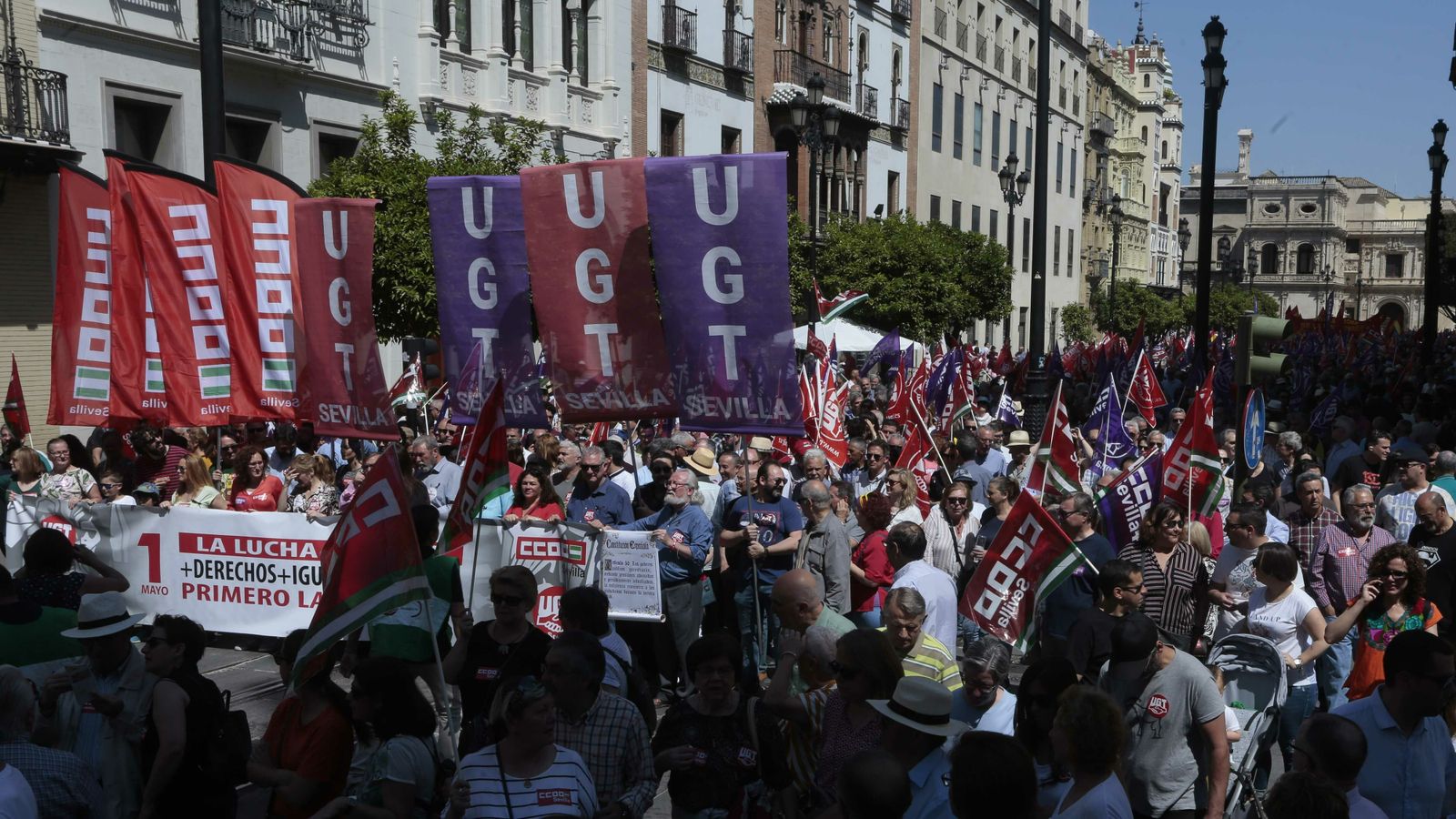 las imágenes de la  manifestación del Primero de Mayo en Sevilla
