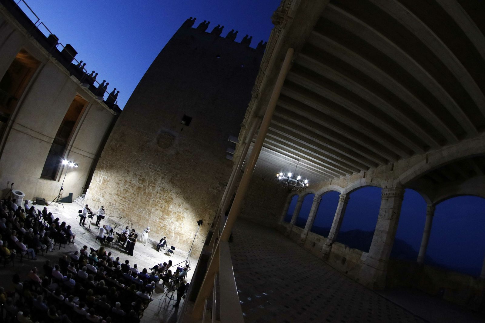 Fotogalería de Música Trobada en su concierto en el patio del Castillo de Vélez Blanco