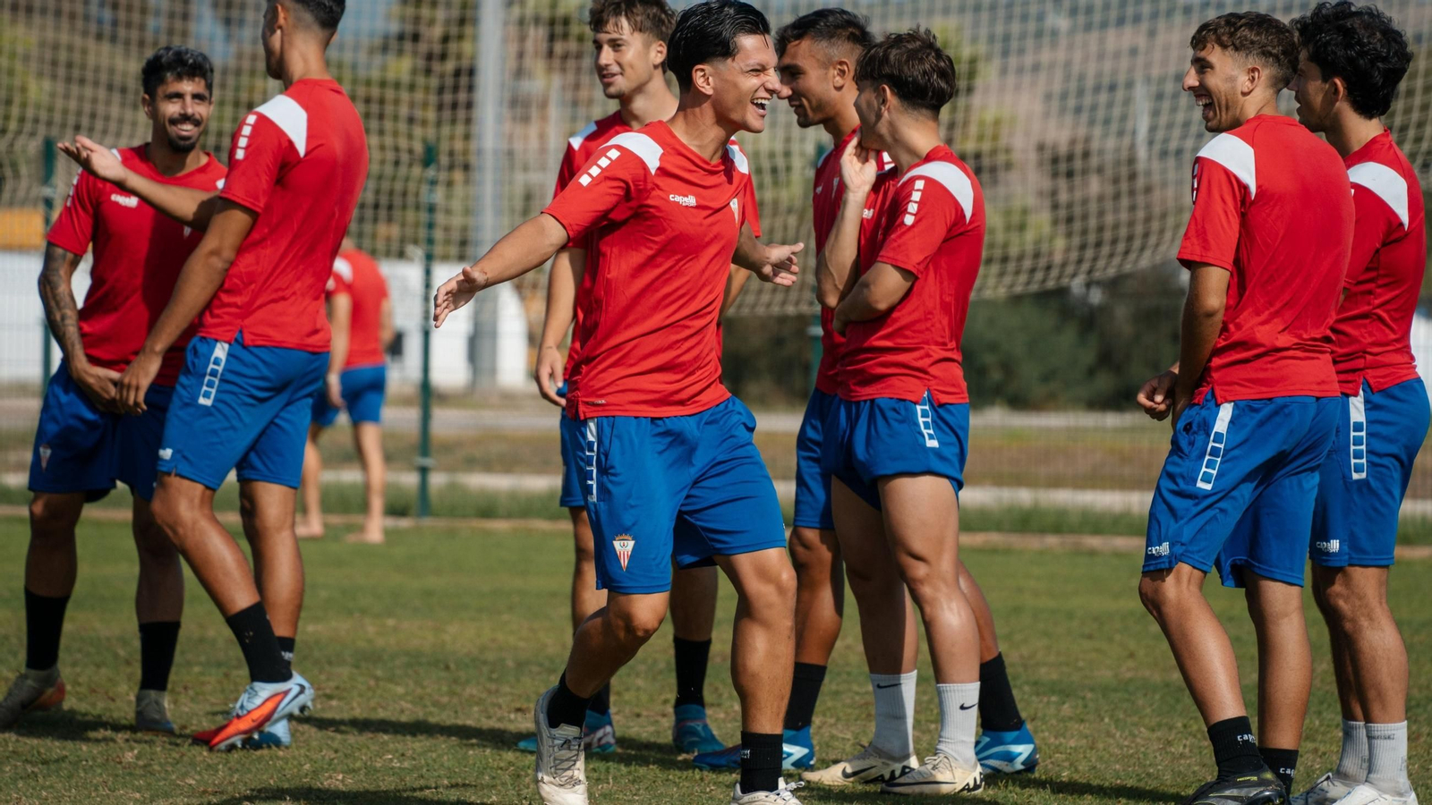 Jony Álamo, que vuelve tras sanción, sonríe durante un entrenamiento.