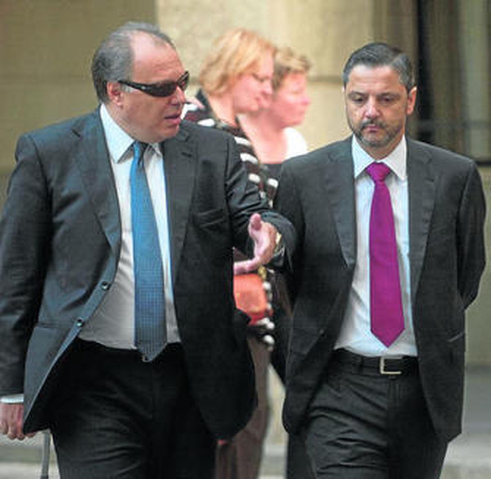 El ex director general de Mercasevilla Fernando Mellet, con su abogado José Manuel Carrión.