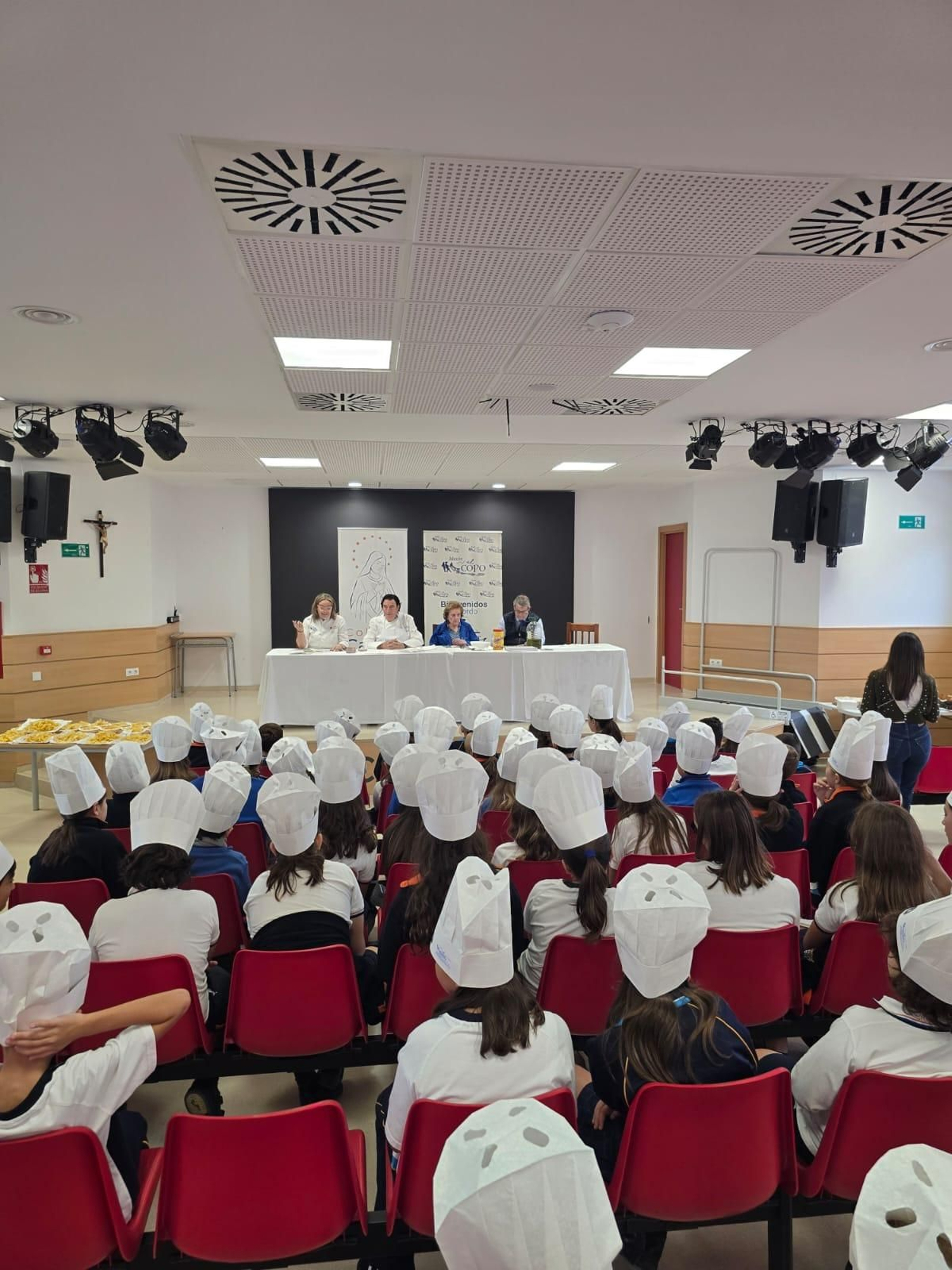 El alumnado del colegio Casa de la Virgen, cocinero por un día