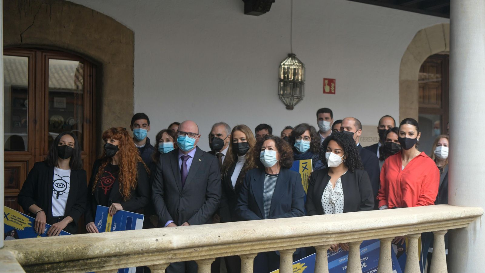 Foto de familia de los premiados, en el Hospital Real.