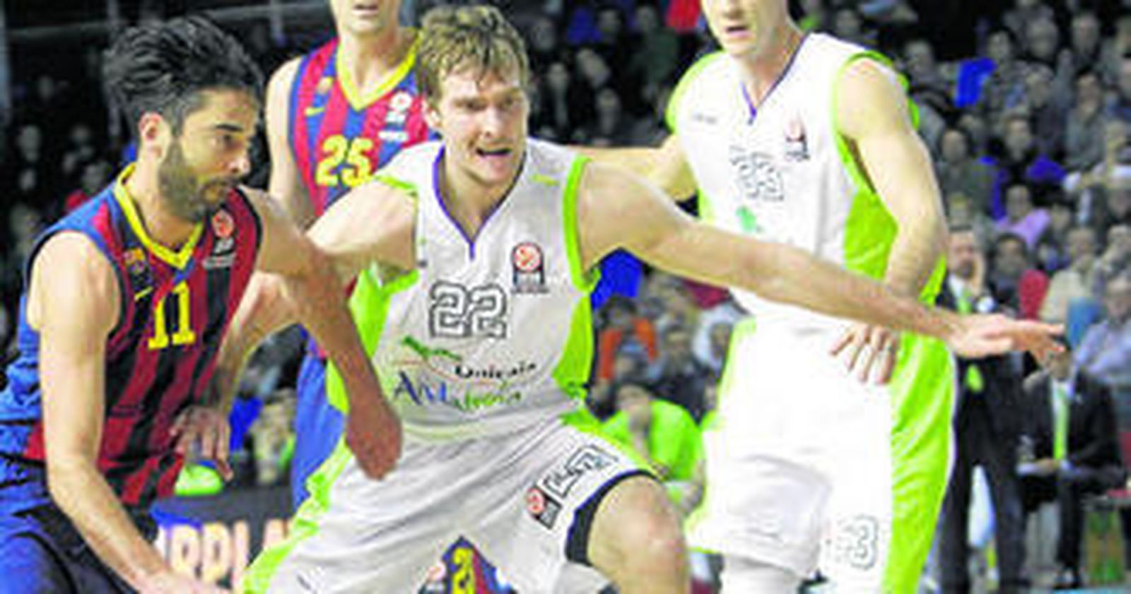 Dragic defiende a Navarro durante el partido que terminó ganando el Unicaja la pasada campaña en el Palau.