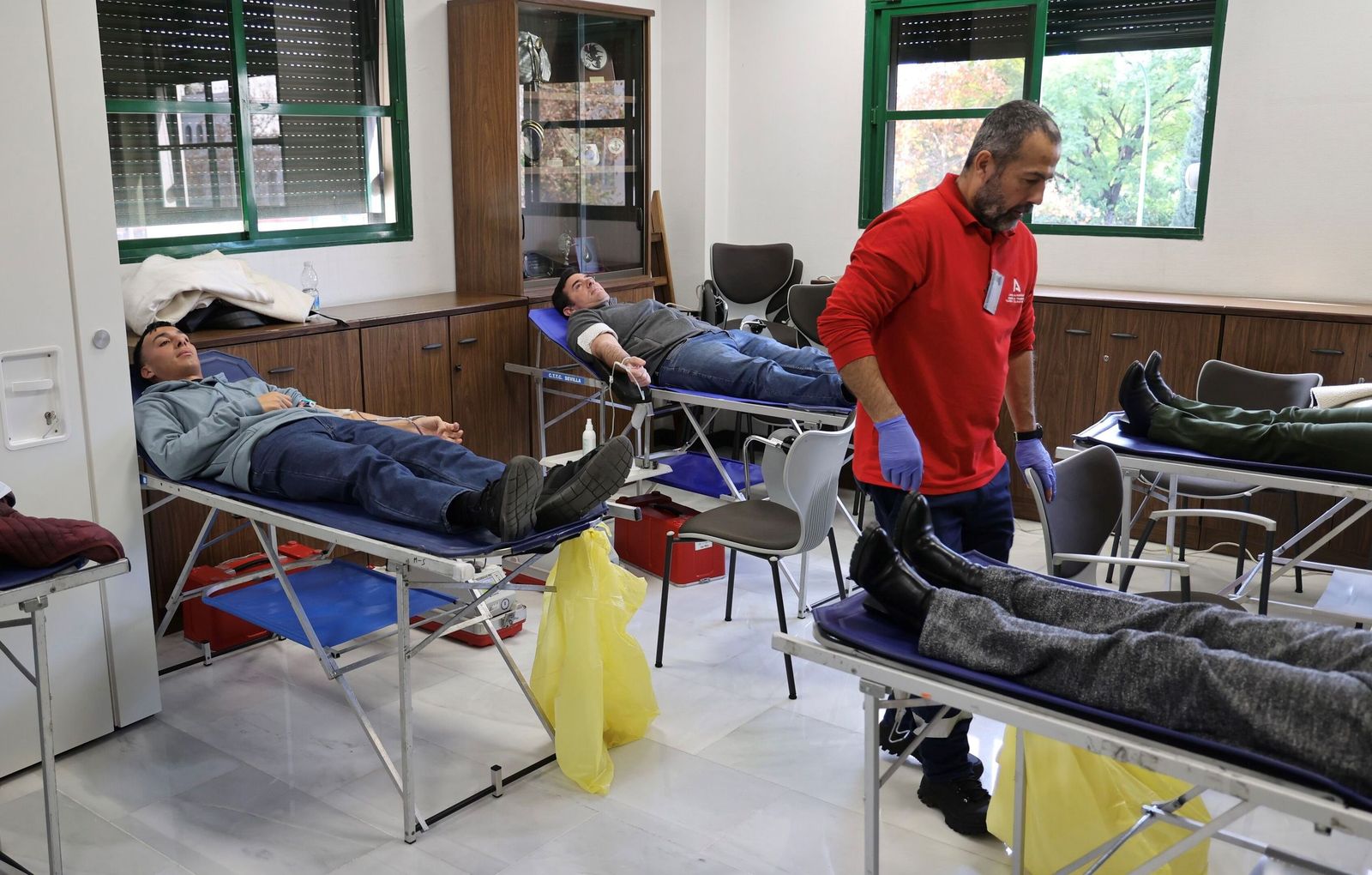 Donaciones en la sala improvisada en la biblioteca del Centro de Transfusión Sanguínea de Sevilla.