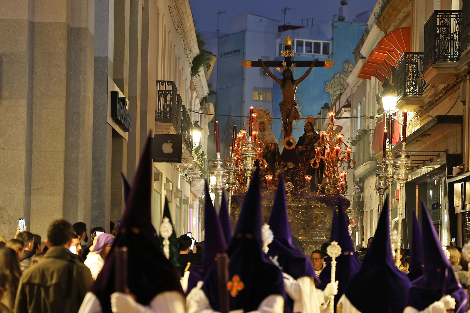 Miércoles Santo: La Hermandad de La Esperanza por las calles de Huelva