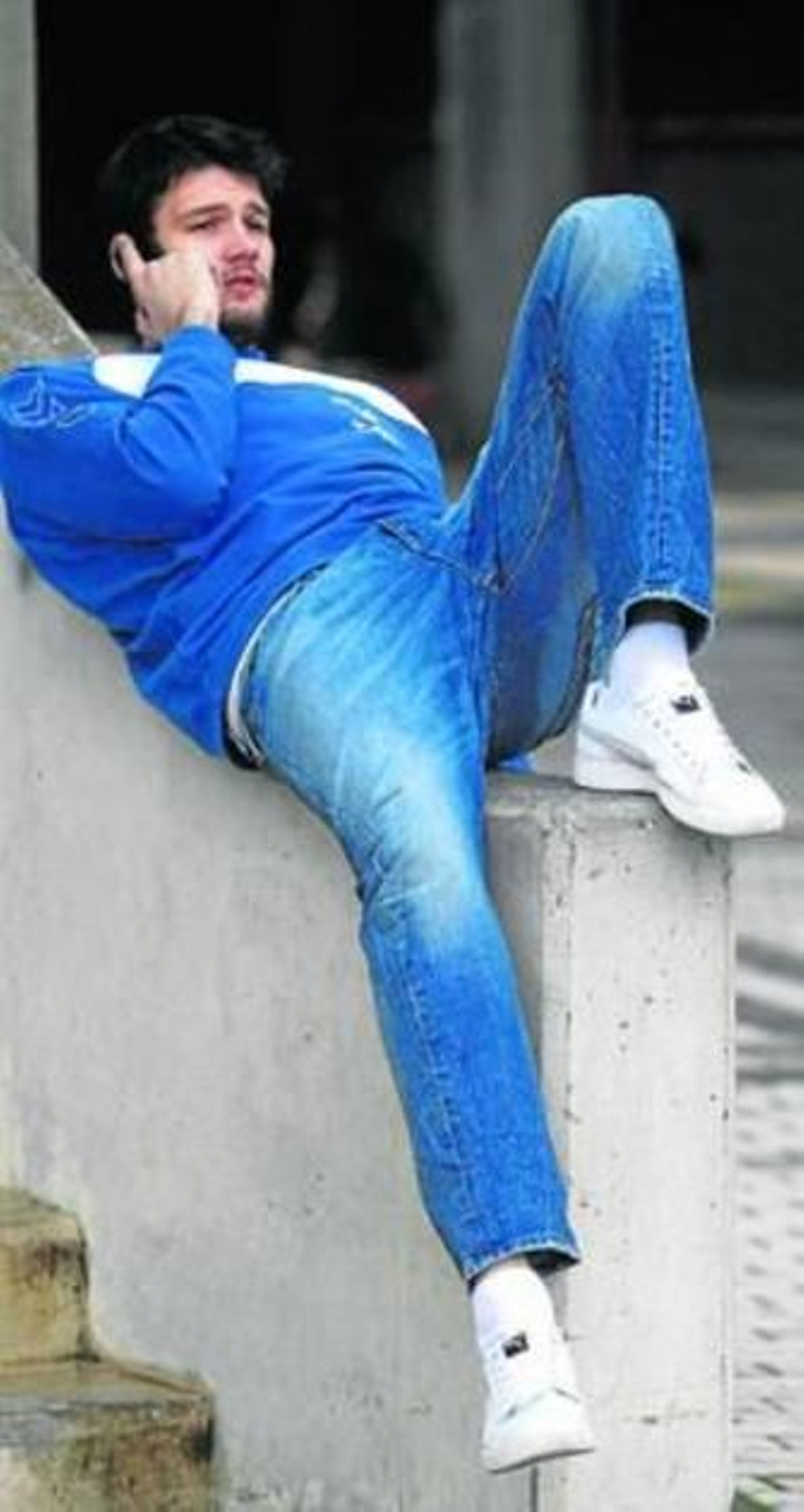 Ivanov charla por el móvil antes de salir hacia Israel.