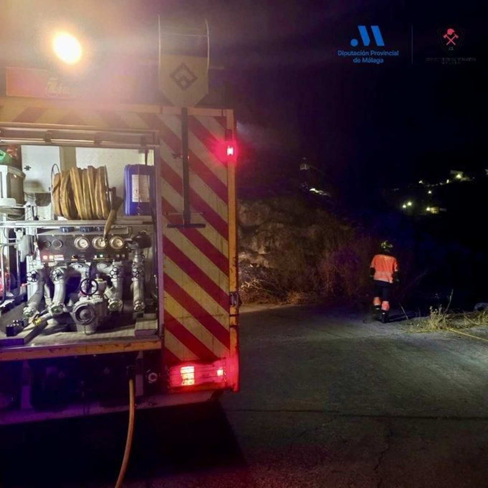 Efectivos del Consorcio Provincia de Bomberos durante uno de los incedios.