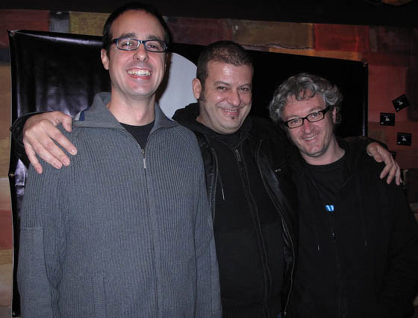 El director de cine, de casting y de escena Julio Fraga (centro), con Elías Sevillano y Ángel López, directores de la Sala Cero Teatro.

Foto: Victoria Ramírez