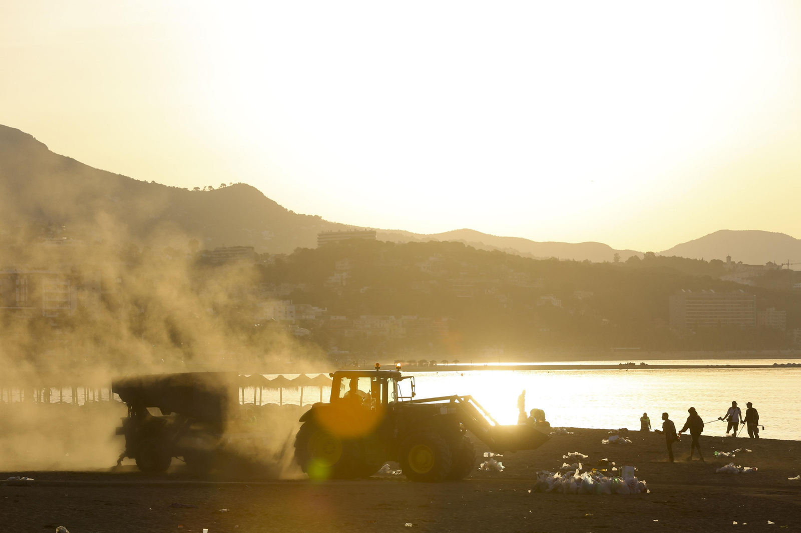 Las fotos de la basura en las playas de Málaga tras San Juan