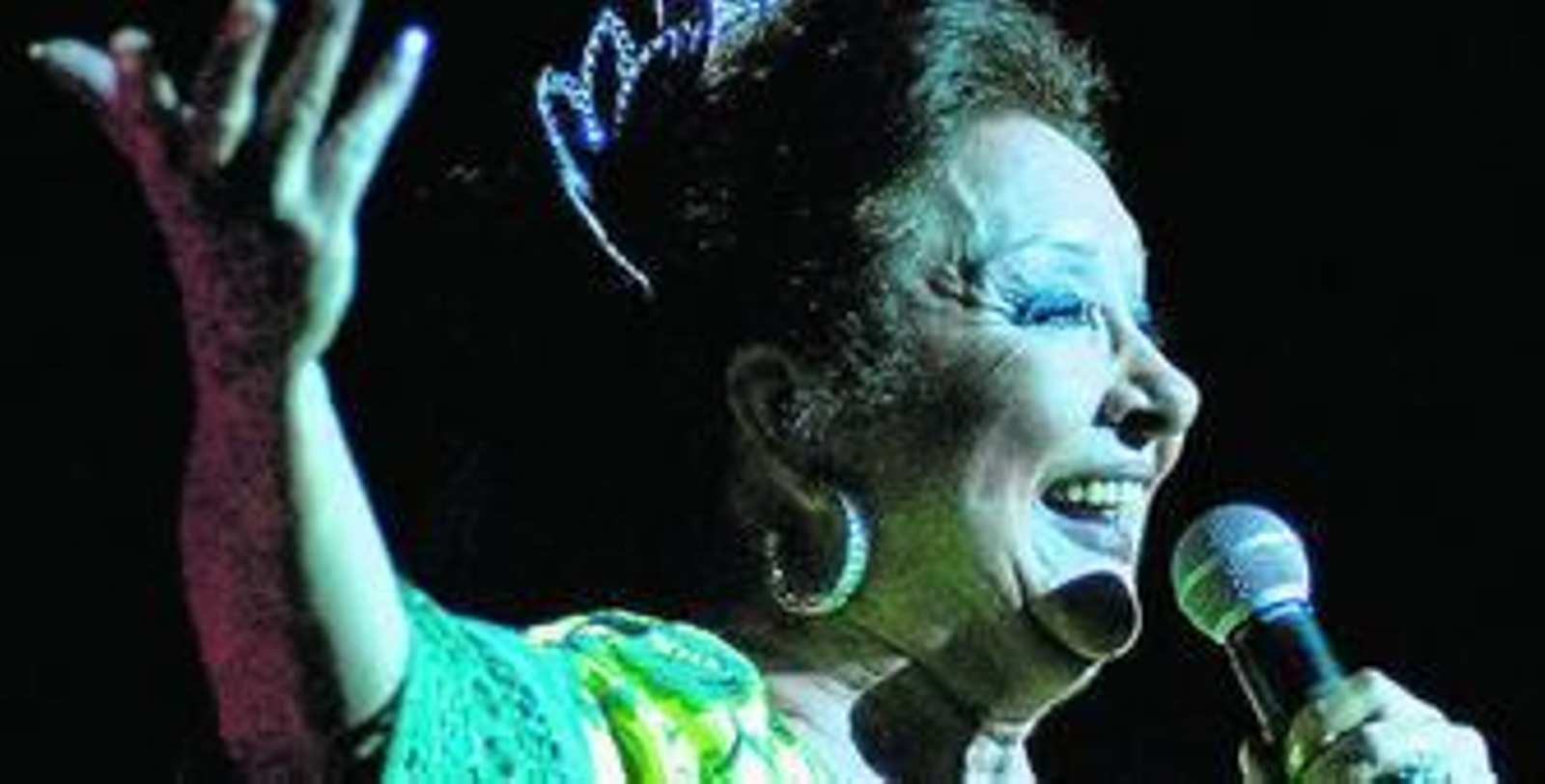 1. Marifé de Triana en una de sus últimas actuaciones antes de la retirada definitiva. 2. En sus inicios con el guitarrista algecireño Paco Martín. 3. Recordada en el libro Personajes de Triana de Ángel Vela.