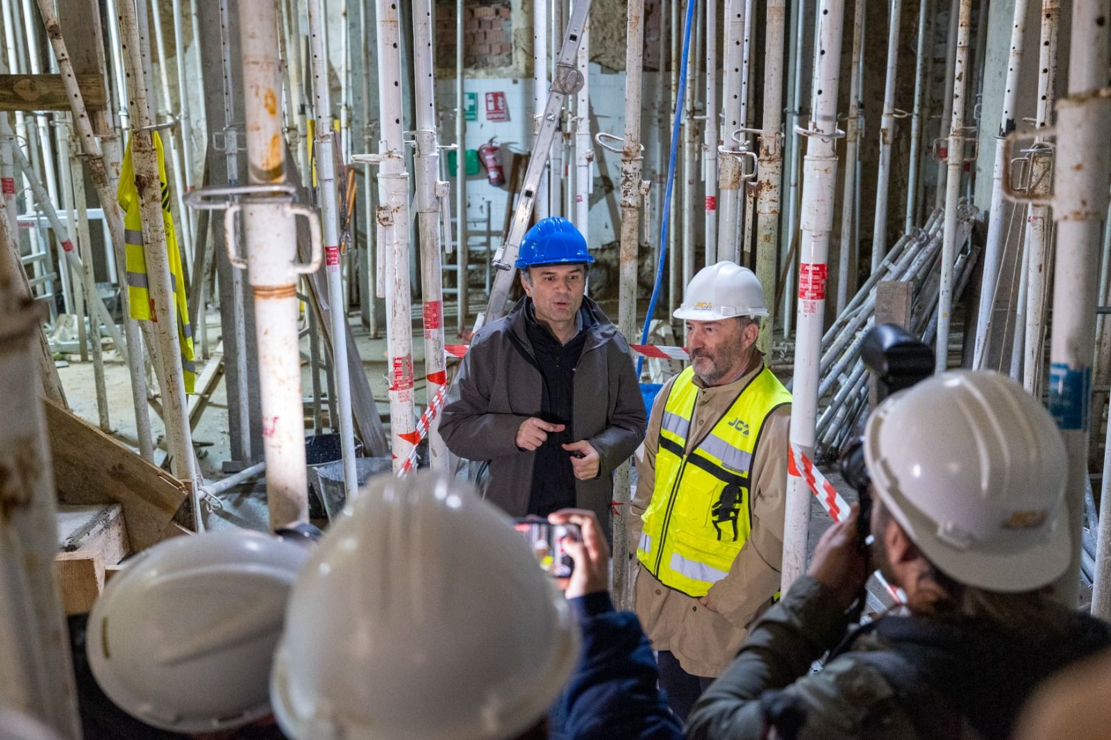 Bruno García, entre puntales, se dirige a los medios de comunicación en las obras de Soledad, 6.