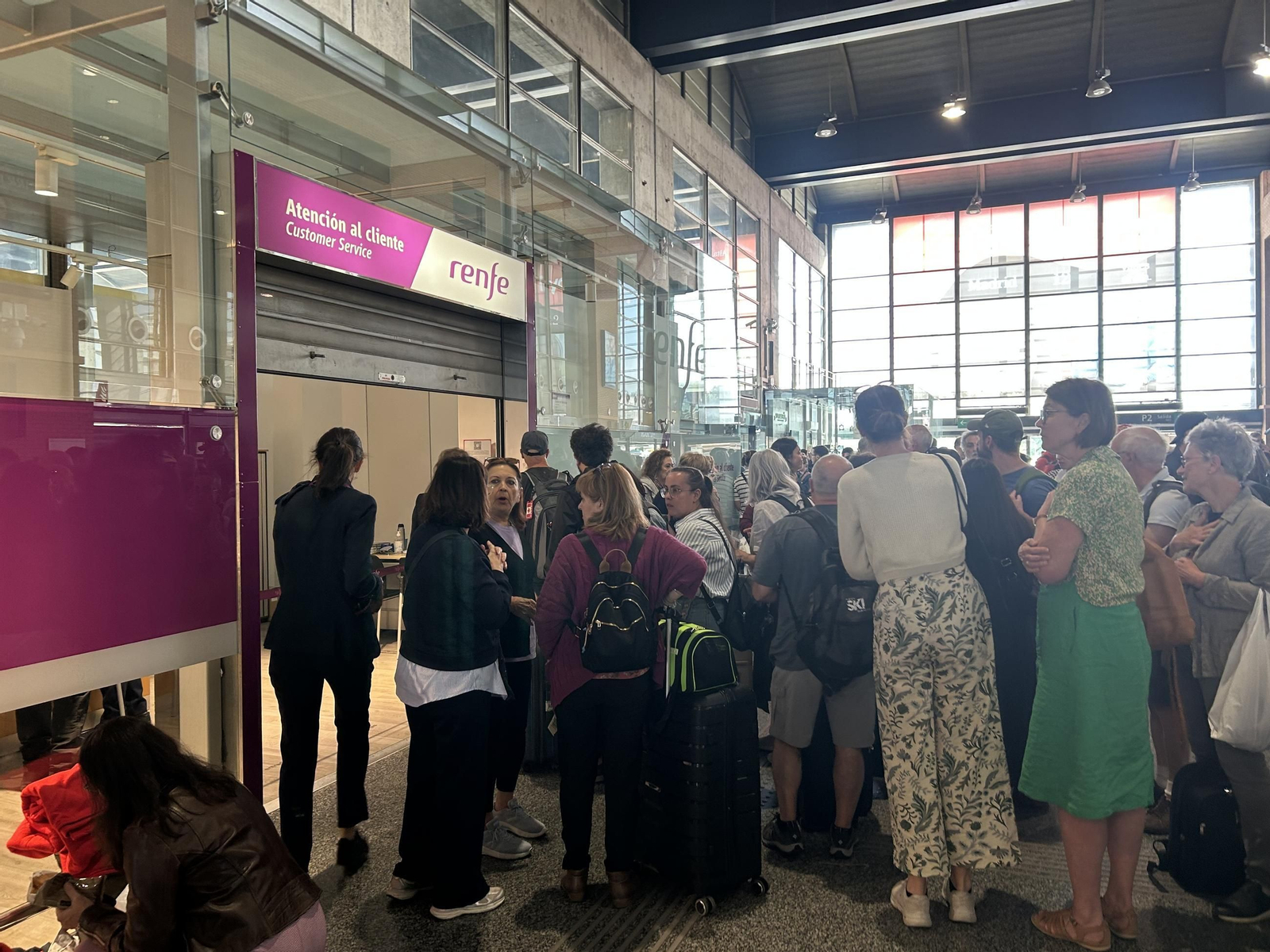 Las imágenes de la estación de trenes de Córdoba con cientos de personas atrapadas tras el apagón