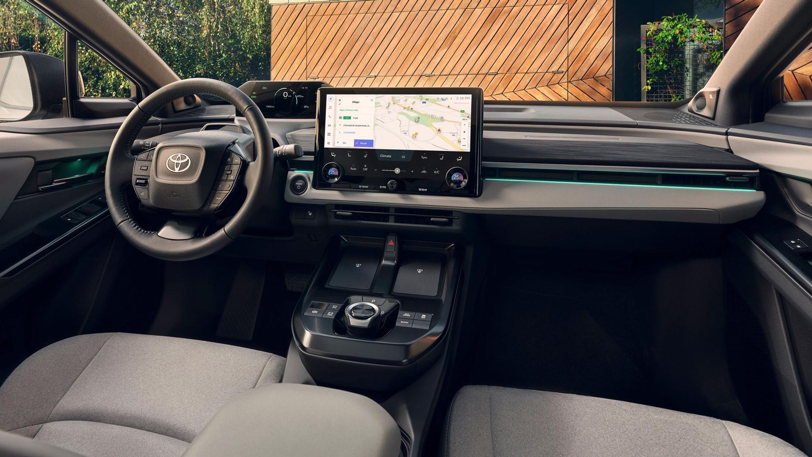 El salpicadero del C-HR+ difiere considerablemente del que emplean los C-HR y es, prácticamente, igual al estrenado por el bZ4X en su última actualización.