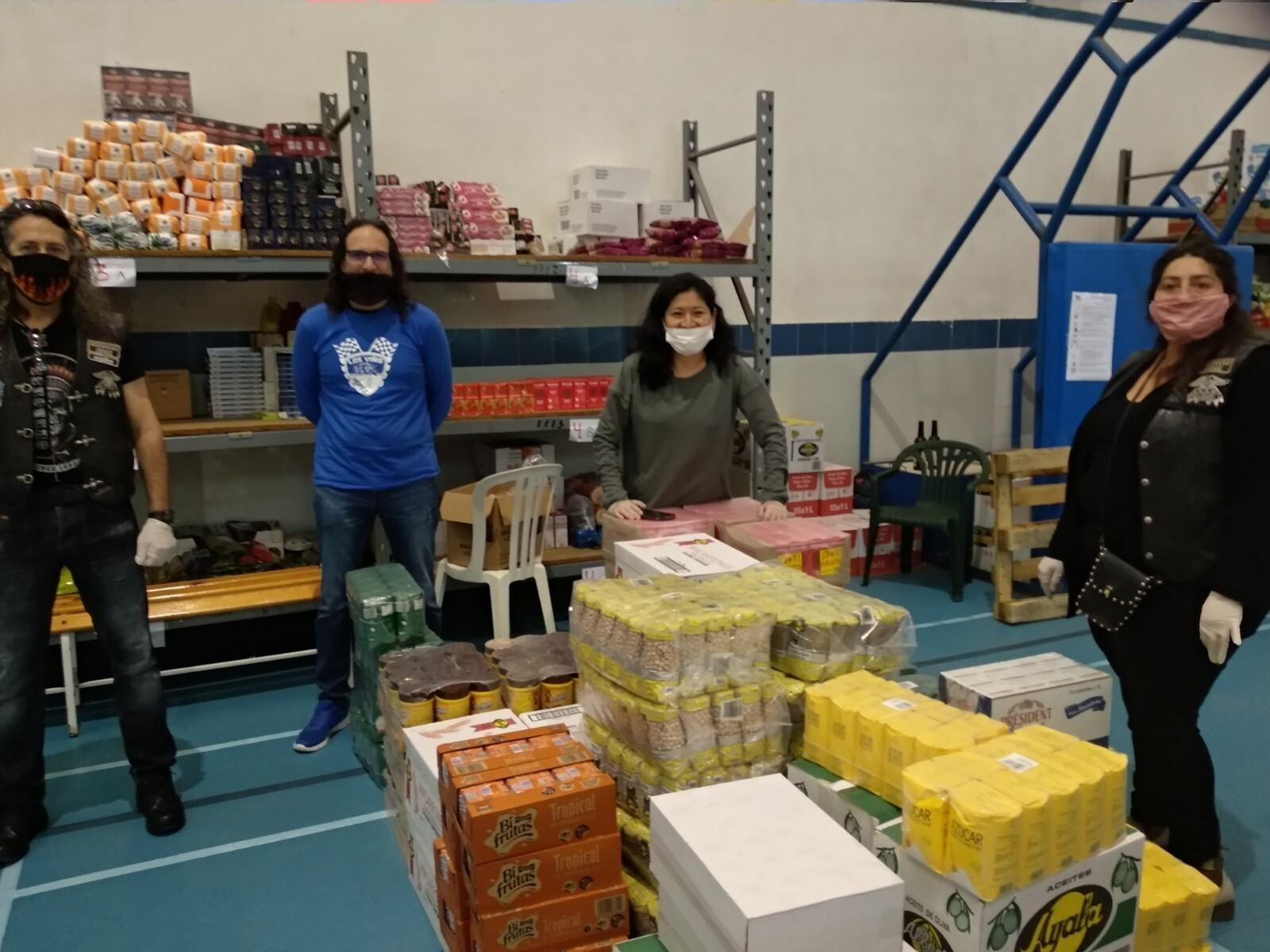 Ana Hérica Ramos, con el material donado en el polideportivo Kiko Narváez