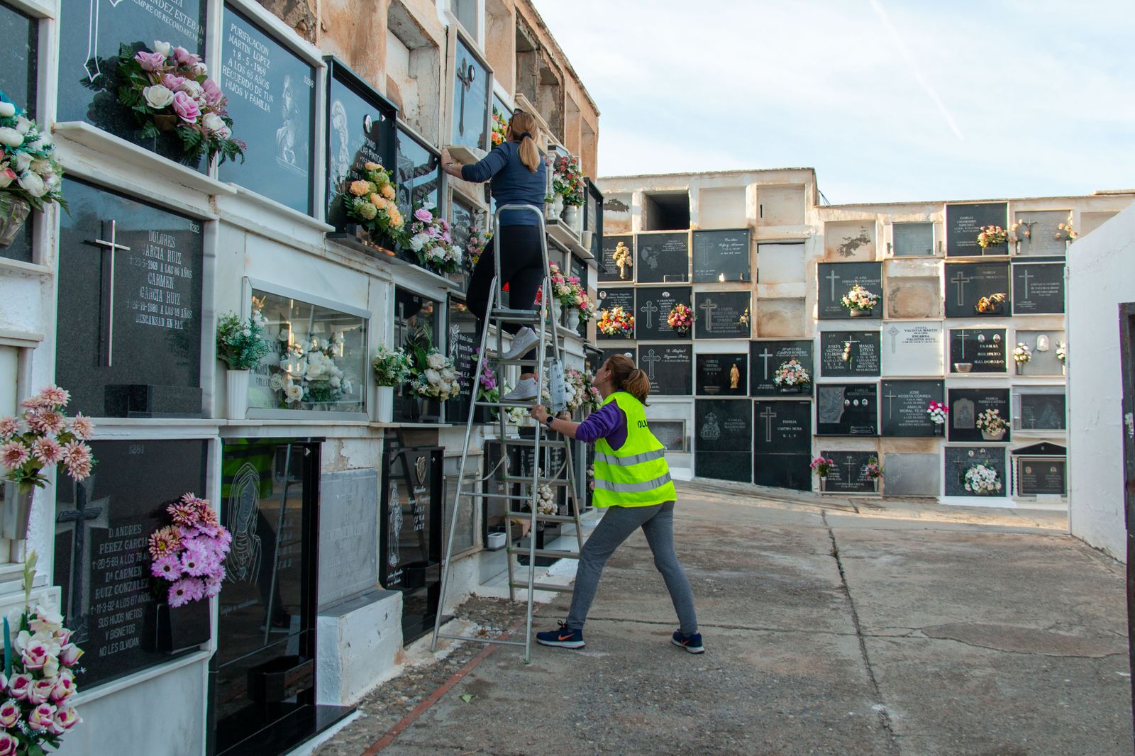 Asistencia y compañía: una decena de voluntarios ayudan en los preparativos de la festividad de Todos los Santos en el cementerio de Motril
