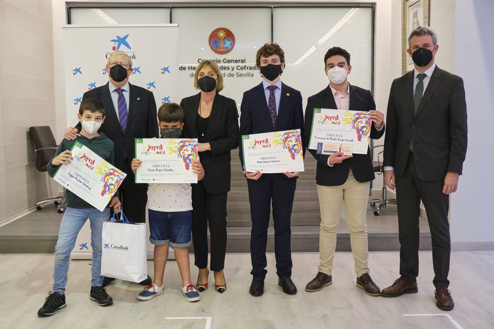 Francisco Vélez, presidente del Consejo, y María Jesús Catalá, directora territorial de CaixaBank en Andalucía Occidental y Extremadura, fueron los encargados de entregar los premios a los ganadores.