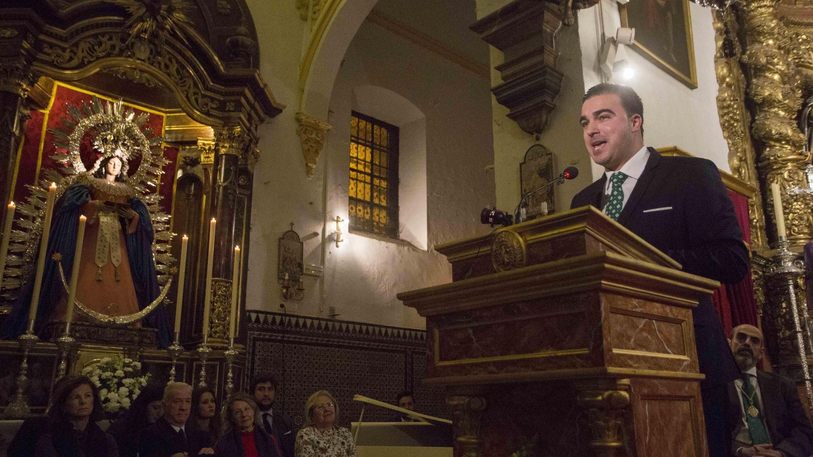 El periodista Moisés Ruz pronunciando un pregón en el interior de la Iglesia de la O.