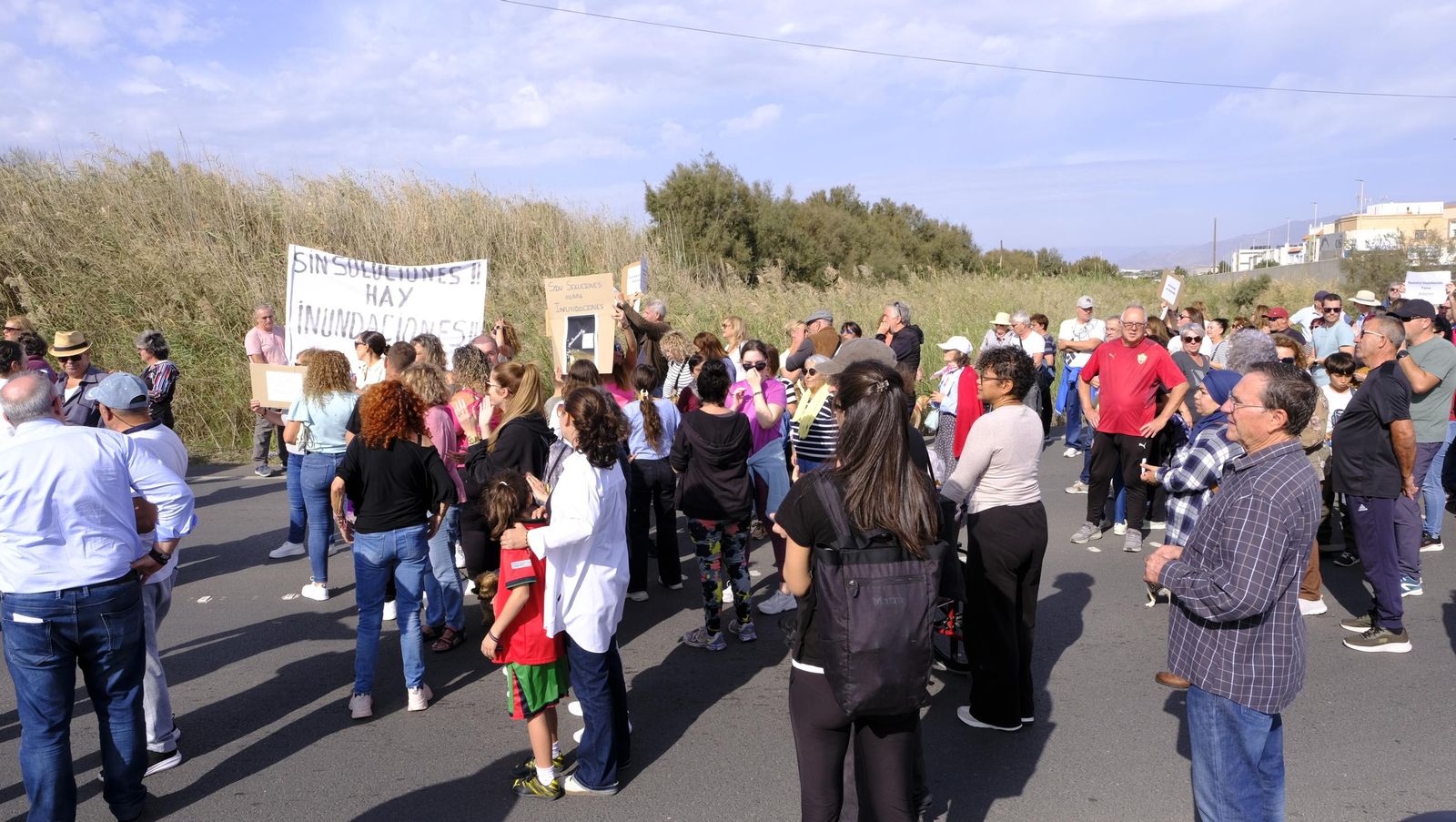 Los vecinos de Costacabana se manifiestan por el arreglo de su rambla, en imágenes