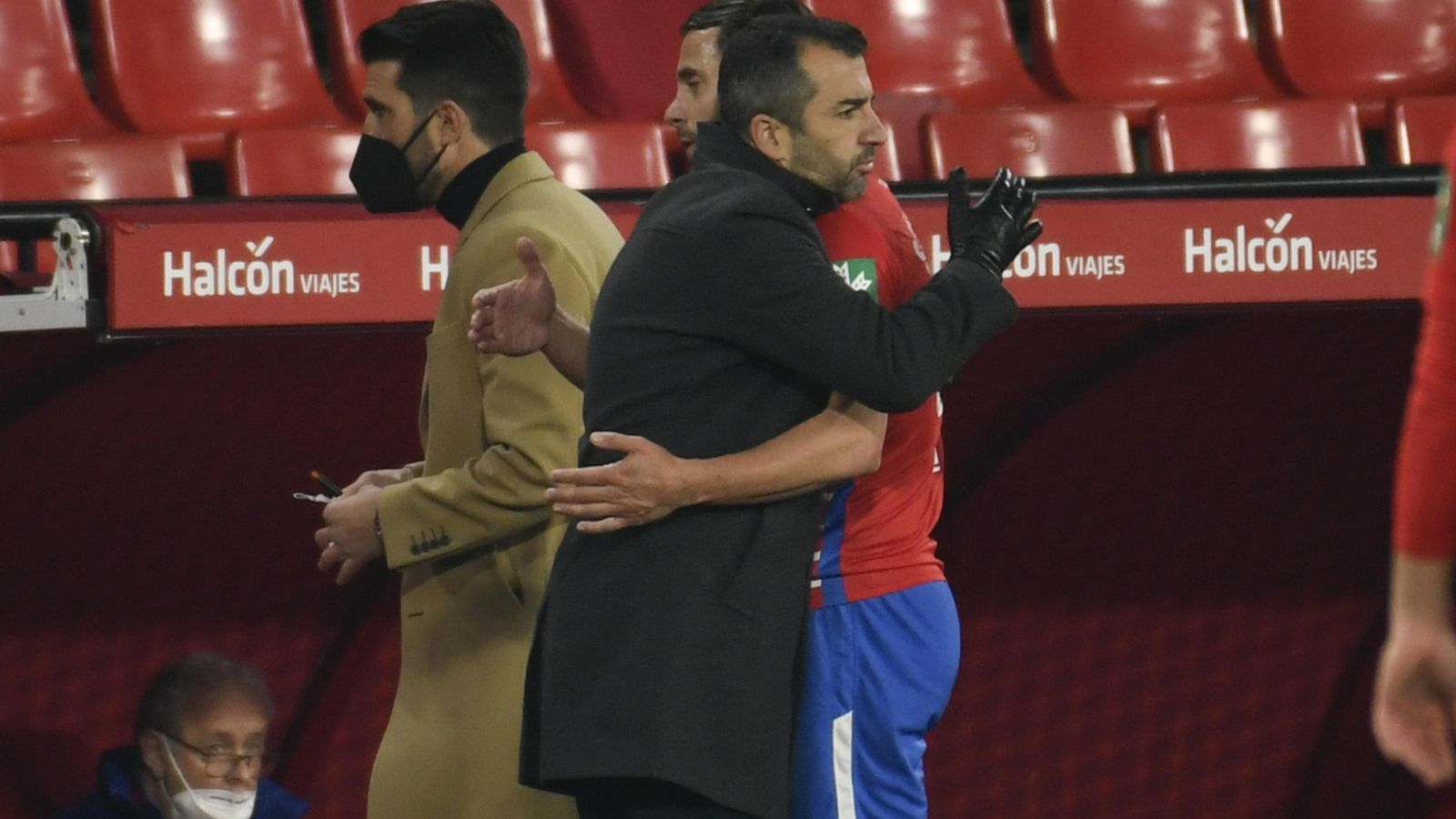 Diego Martínez consuela a sus jugadores al final del encuentro.