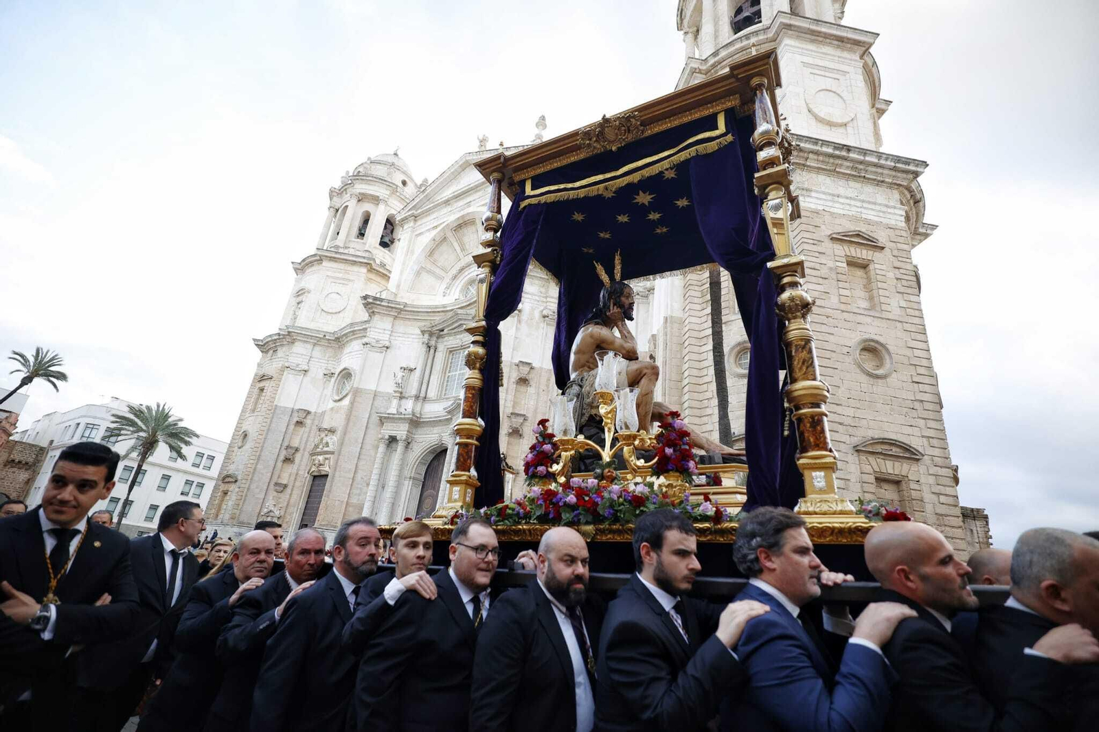 Las imágenes del vía crucis oficial de las hermandades de Cádiz de 2023