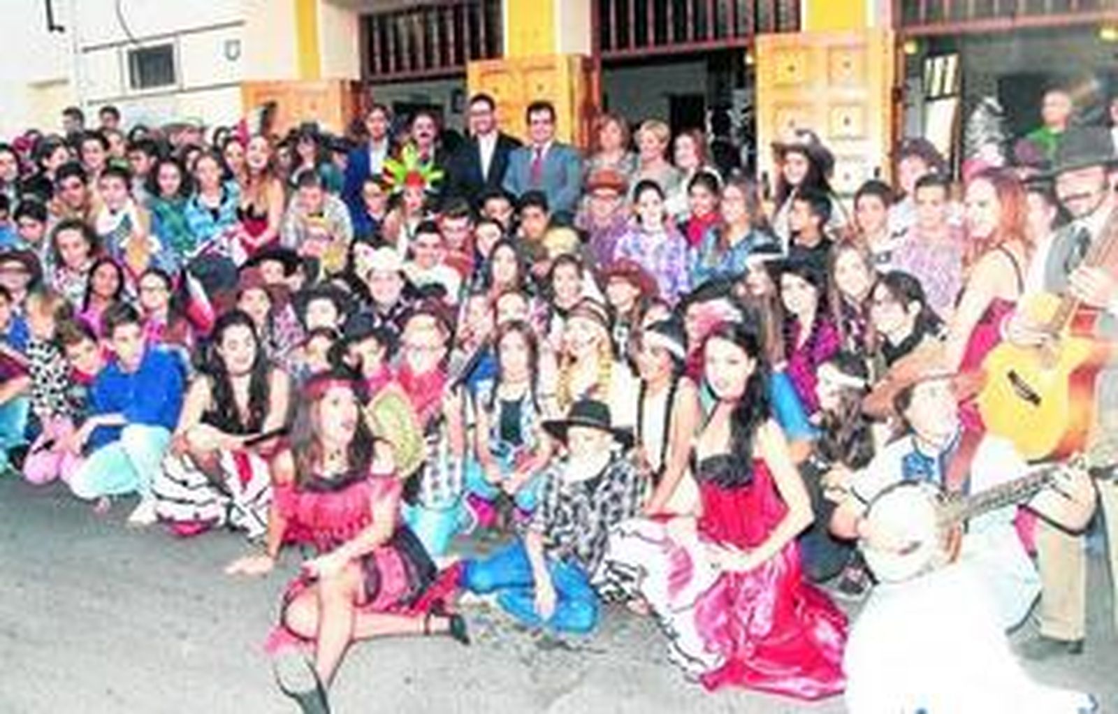 José Díaz, Antonio J. Rodríguez, Alfredo Valdivia y Juan Francisco Viruega con alumnos a las puertas del Teatro.
